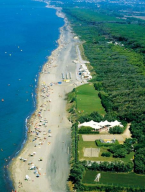 Отель Happy Camp mobile homes in Villaggio Camping Baia Domizia   Байя Домиция 